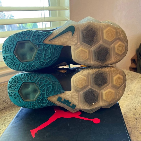 Nike Lebron 12 Low Carbon Fiber - NWOT- size 10 DS - no box - Picture 3 of 7